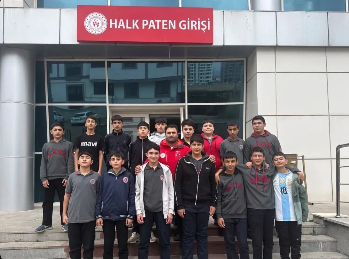 Kars’ta öğrenciler buz pateni etkinliğinde buluştu
