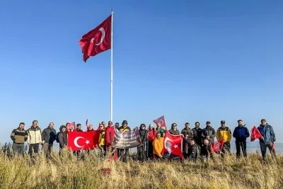 Kars’ta Dağcılar 30 Ağustos Coşkusunu Yahni Dağı Zirvesine Taşıdı