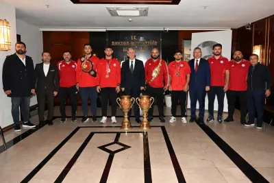 Mansur Yavaş ASKİ sporlu güreşçileri ağırladı